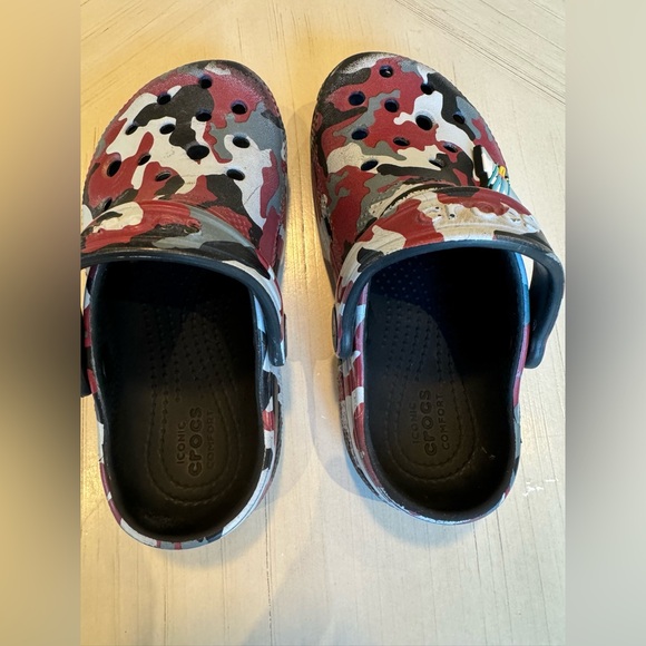 Crocs Unisex-Child Classic Red/Black/Grey/White Camo Clog - Size C10 - Picture 9 of 16